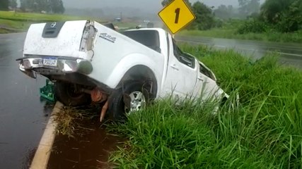 Capotamento deixa homem ferido na BR-467