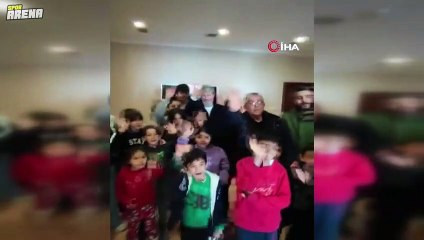Volkan Demirel, depremzede çocuklarla konuşurken duygusal anlar yaşadı