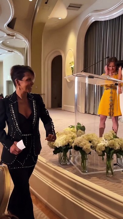 Halle Berry chute violemment avant un discours