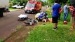 Motociclista sofre fraturas expostas nas pernas após colisão frontal contra caminhão