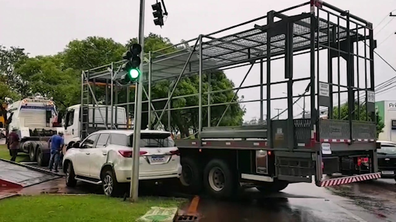Caminhão e SW4 se envolvem em acidente na Avenida Brasil