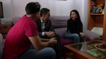 Sánchez toma café con dos jóvenes que cobran el salario mínimo