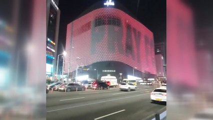 '튀르키예·시리아 위해 기도합시다'...하루 5시간씩 백화점 외벽에 영상 송출 / YTN