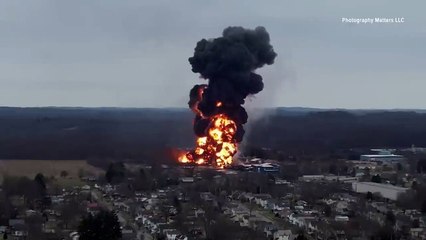 Incendio en Ohio por descarrilamiento de tren que llevaba gas tóxico
