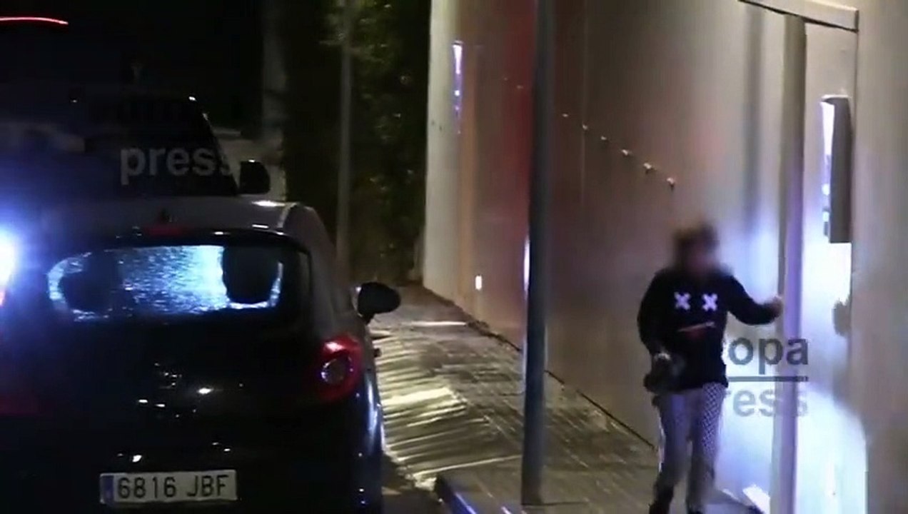 Pique leaving his children in the rain outside Shakira's house