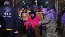 Deprem bölgesinden 49 yaralı uçakla İstanbul'a getirildi