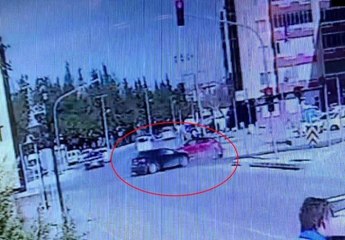 Kırmızı ışık ihlalinin kazayla sonuçlandığı anlar kamerada: 2 yaralı
