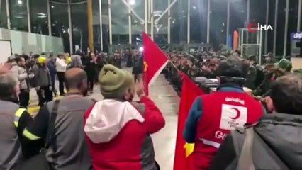 Ellerinde Türk Bayrağı ile Hatay'a geldiler