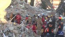 Depremin 196. saatinde 18 yaşındaki Muhammed için kurtarma çalışması sürüyor
