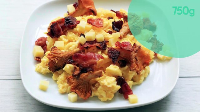 Œufs brouillés aux girolles, bacon et comté