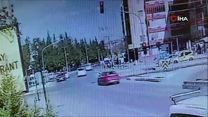 Kırmızı ışık ihlalinin kazayla sonuçlandığı anlar kamerada: 2 yaralı