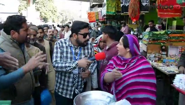 Data Darbar ke Bahar Langar Main Hony wala Fraud Anchor ny Pakar Liya __ Deikhoo Tv