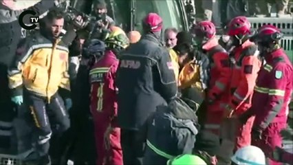 198. saatte mucize: Enkazdan iki kişi sağ olarak çıkarıldı