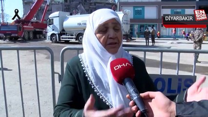 Kendisini sırtında taşıyarak kurtaran ekipteki Özel Harekat polisine sarıldı