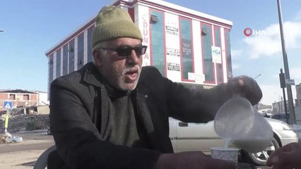 Depremzede "Sütçü baba" ineklerini depremzedeler ve ekipler için sağıyor