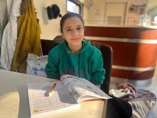 SAVAŞTAN KAÇAN AİLE DEPREME YAKALANDI; ŞİRİN VE VEFA'NIN EĞİTİM HAYATI VAGONDA SÜRÜYOR