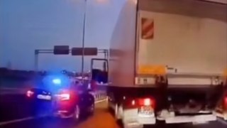 VÍDEO: un CAMIONERO bloquea a un COCHE en plena autovía y ¡¡resulta ser una patrulla de la POLICÍA!!