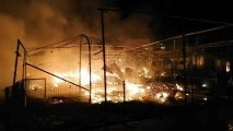 El incendio en el Camping de Bolnuevo arrasó doce parcelas la madrugada de este martes.