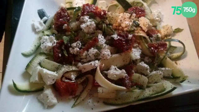 Tagliatelles courgettes, pignons, tomates séchées et feta