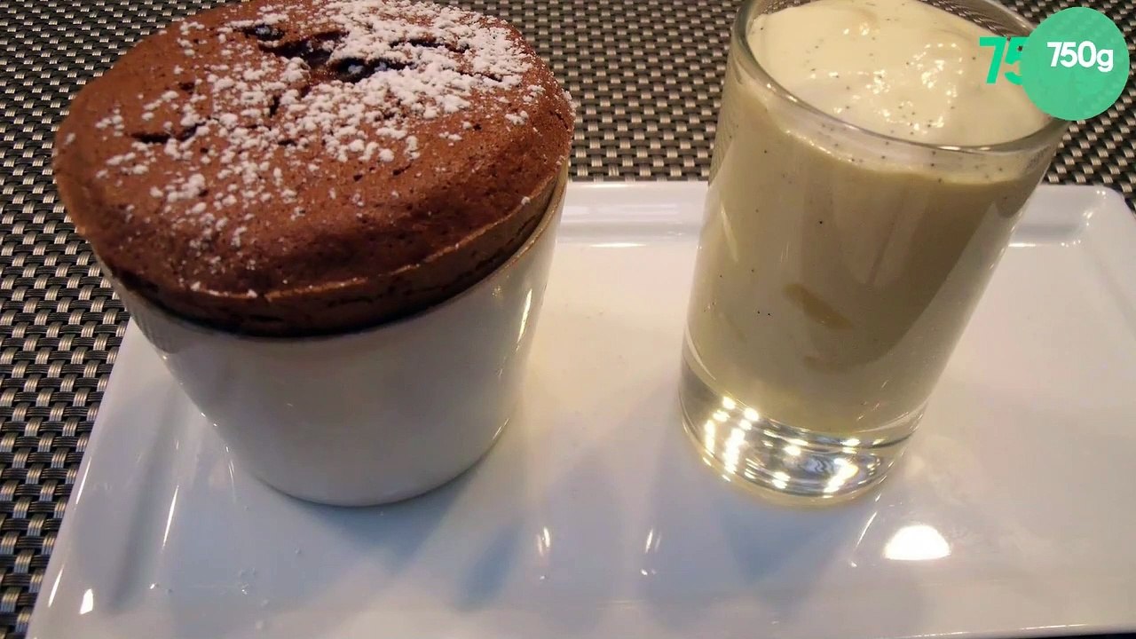 Soufflé au chocolat et sa crème anglaise siphonnée