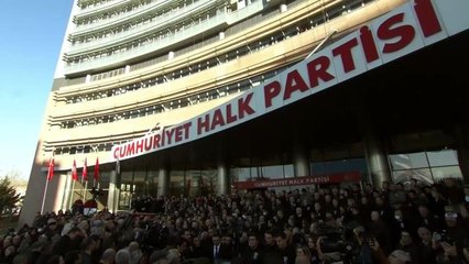 Video herunterladen: Önceki CHP Genel Başkanı Deniz Baykal İçin CHP Genel Merkezi'nde Tören Düzenlendi.