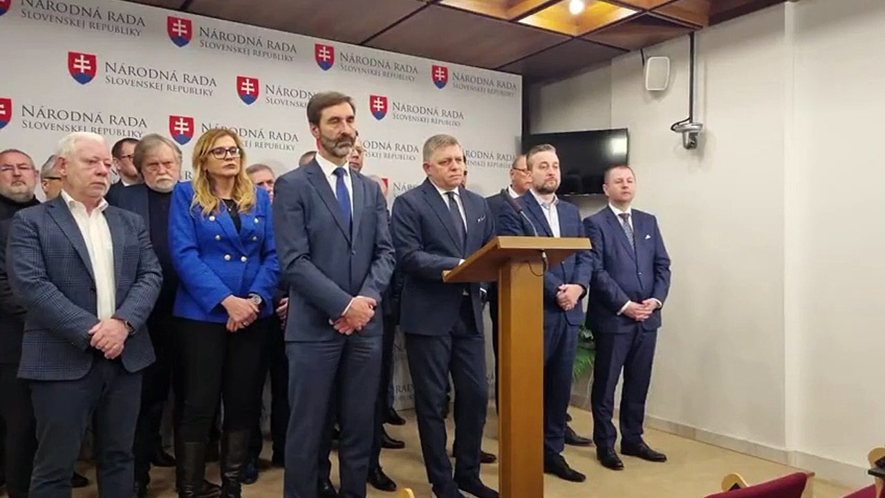 ZÁZNAM: Smer bude iniciovať ďalšie mimoriadne schôdze k termínu volieb i stíhačkám