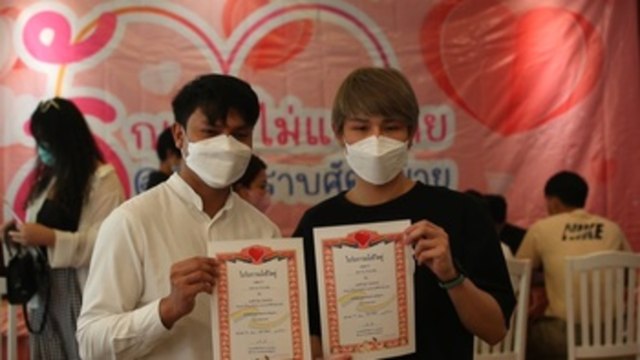 Un centenar de parejas LGTBI rompen tabúes y celebran su amor en Tailandia