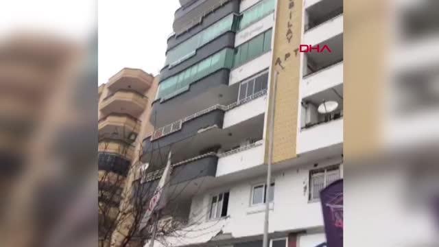 ADANA'DA İKİNCİ DEPREMDE YARISI YIKILAN APARTMANIN AĞIR HASARLI HALİ BÖYLE GÖRÜNTÜLENMİŞ