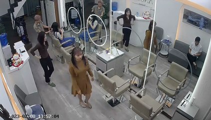 Une femme a oublié ses affaires chez le coiffeur