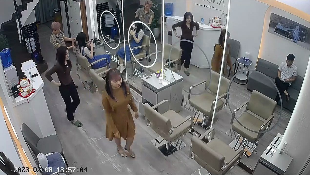 Une femme a oublié ses affaires chez le coiffeur