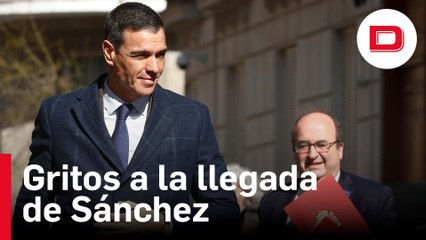 Vuelven a gritar "¡Que te vote Txapote!" a Sánchez al llegar a la capilla ardiente de Carlos Saura