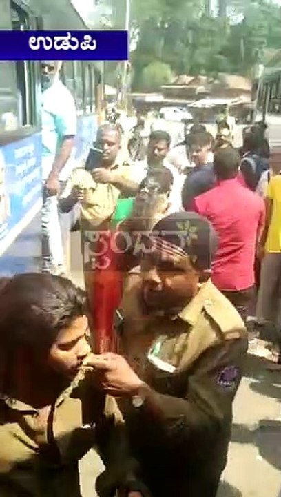 Government bus driver and private bus conductor fight in inda..