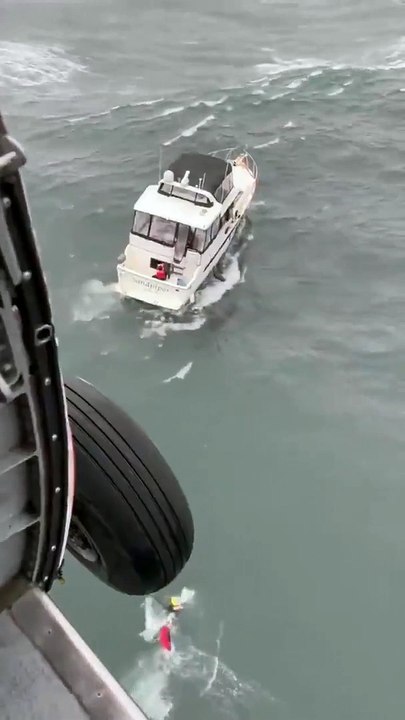 Il vole un bateau et doit appeler les secours à cause de la tempête (États-Unis)