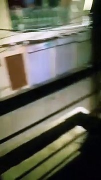 वीडियो...पुलिस के सामने दबंगों का हंगामा, दुकान व मकानों पर पथराव