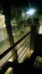 वीडियो...पुलिस के सामने दबंगों का हंगामा, दुकान व मकानों पर पथराव