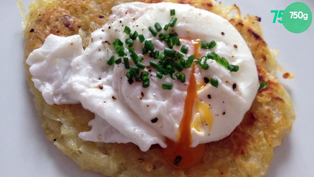 Œufs poches sur lit de pomme de terre