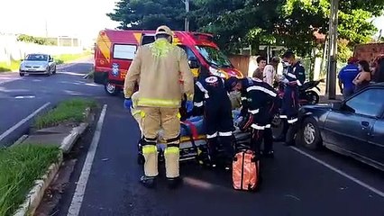 Motociclista leva fechada e fica ferido ao colidir com automóvel estacionado em Umuarama