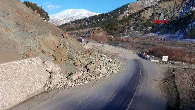 Deprem 4 şeritli otoyolu 2 şeride düşürdü