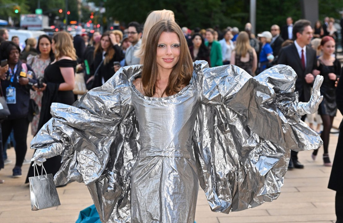 Julia Fox: Das steckt hinter ihrem Erfolg