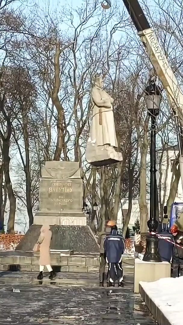 ⁣В Киеве демонтировали памятник советскому генералу  Ватутину | У Київі демонтували пам'ятник Ва