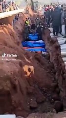 Depremde hayatını kaybeden vatandaşların gömülme biçimi tepki çekti