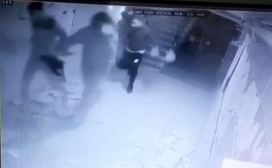 DEPREMDE, DÖKÜLEN SIVALAR ARASINDA KAÇIŞ ANI KAMERADA