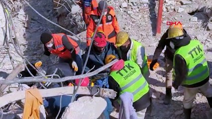 Emine, 200'üncü saatte enkazdan sağ çıkarıldı