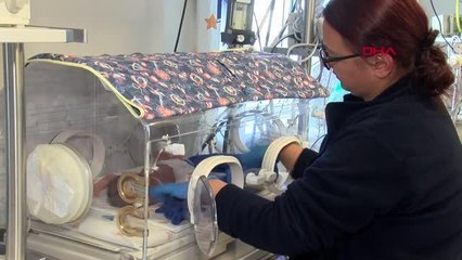 DEPREMDE KUVÖZDEKİ BEBEKLERE KOŞAN HEMŞİRE 'CANIMIZ PAHASINA BAŞLARINDA BEKLEDİK'