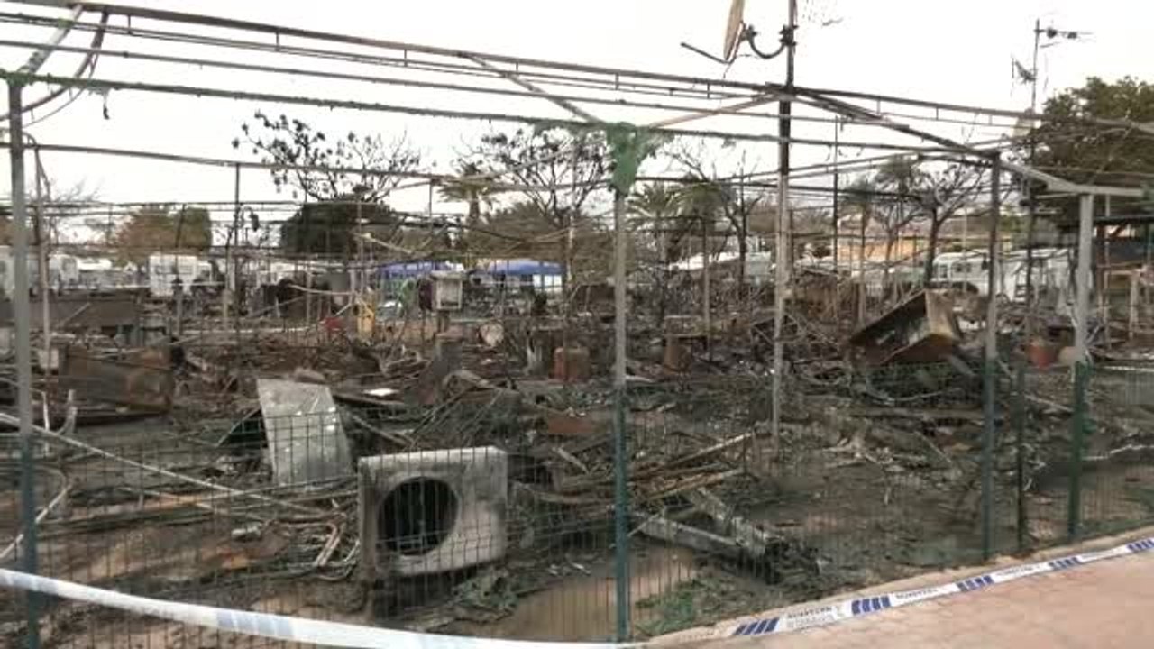 Quince vehículos calcinados en un incendio de un camping en Mazarrón, Murcia