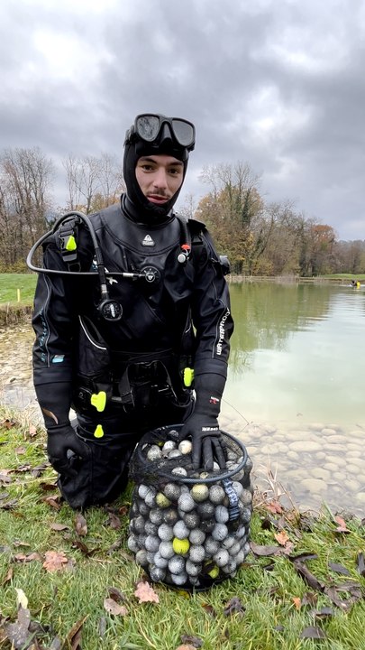 Ces trois amis ont fondé une société de ramassage de balles de golf