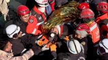 بالفيديو.. فرق الإنقاذ تنتشل ناجين بعد مرور183 ساعة  تحت الأنقاض