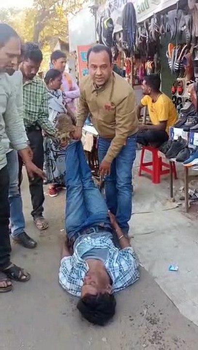 मोटरसाइकिल से बेहोश होकर गिरे युवक का मौके पर किया इलाज