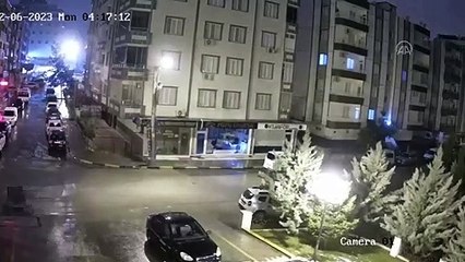 Nizip'te deprem anında yaşanan sarsıntı kamerada