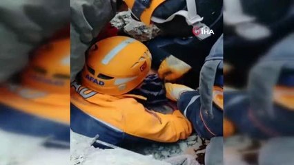 Hatay'da 202. saatte enkaz altından sağ olarak çıkartıldı